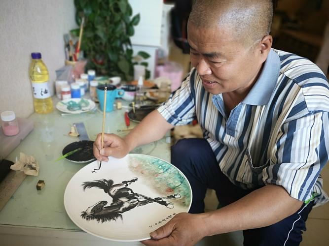 唐山市民马永增在瓷盘上展现绘画艺术马永增被授予中国文化艺术交流